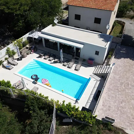 Lavanda Ii 브로다리카